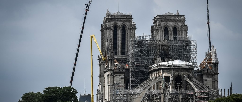 Nach dem verheerenden Brand vom 15. April wurde die Kirchenruine von Notre-Dame de Paris gesichert, um Schäden am Mauerwerk zu verhindern. Wie aber soll der Wiederaufbau erfolgen? Was sagt die Kirche dazu?