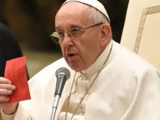 Eine Gruppe katholischer Intellektueller zeigt Papst Franziskus die Rote Karte.