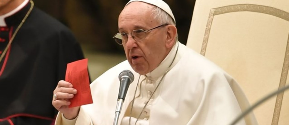 Eine Gruppe katholischer Intellektueller zeigt Papst Franziskus die Rote Karte.