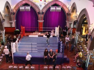 Umwidmung: Kirche mit Ring für Boxkämpfe (Bild: Reformierte Kelvinside Parish Church in Glasgow, Church of Scotland, heute: Bar, Nachtclub, Restaurant und Eventcenter).
