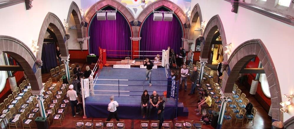 Umwidmung: Kirche mit Ring für Boxkämpfe (Bild: Reformierte Kelvinside Parish Church in Glasgow, Church of Scotland, heute: Bar, Nachtclub, Restaurant und Eventcenter).