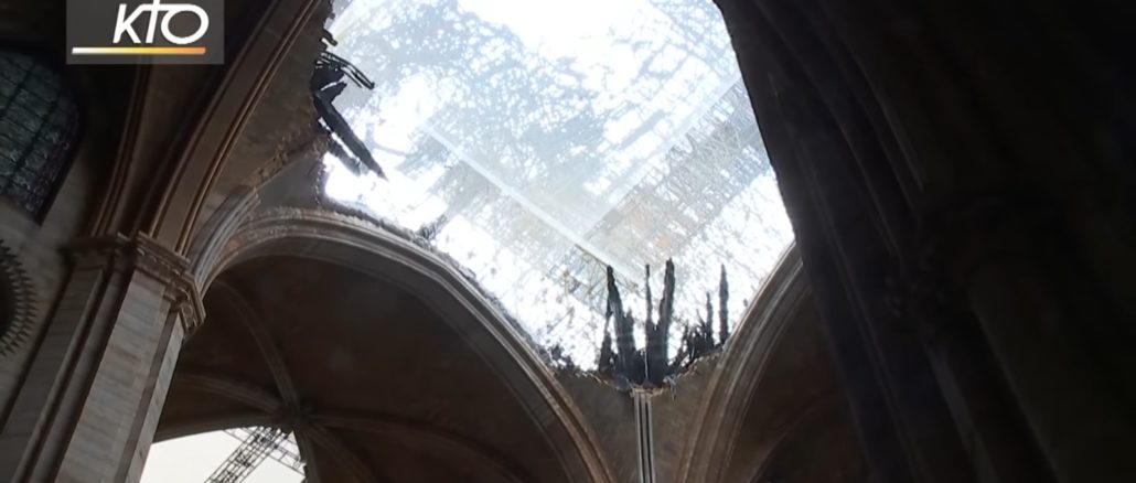 Notre-Dame de Paris: Blick durch die zerstörte Deckengewölbe.