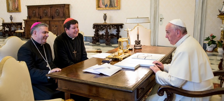 Papst Franziskus mit Kardinal Braz de Aviz und Kuerienerzbischof Carballo.