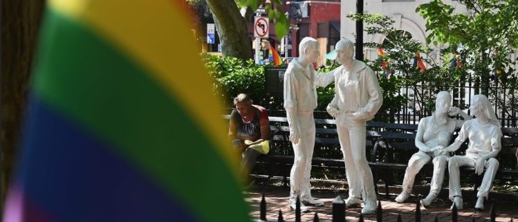 Homosexualisierung des öffentlichen Raums - und die Religionslehrer sind ganz vorne dabei (oder dem Zeitgeist hinterher?).
