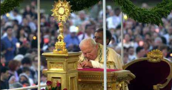 Johannes Paul II. nahm auch gesundheitlich gezeichnet an jeder Prozession teil.