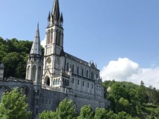 Das Marienheiligtum Lourdes, eines der bedeutendsten der Welt, wurde von Papst Franziskus mit ungewöhnlicher Begründung unter kommissarische Verwaltung gestellt.