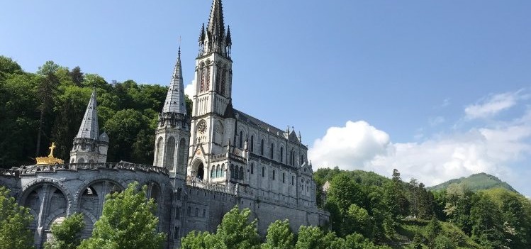 Das Marienheiligtum Lourdes, eines der bedeutendsten der Welt, wurde von Papst Franziskus mit ungewöhnlicher Begründung unter kommissarische Verwaltung gestellt.