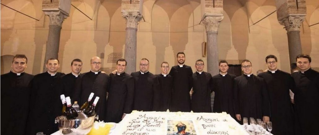 Die 14 Diakone, die morgen für das Erzbistum Salerno zu Priestern geweiht werden. Drei davon, der erste und der vierte von links und der dritte von rechts, sind Brüder: