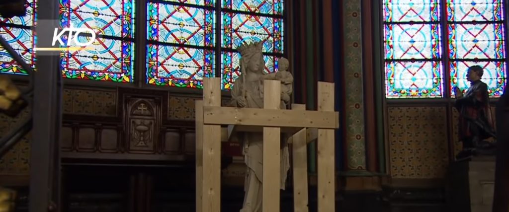 Gesicherte Marienstatue in Notre-Dame.