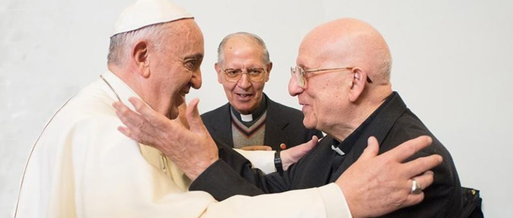 Papst Franziskus mit P. Bartolomeo Sorge SJ.