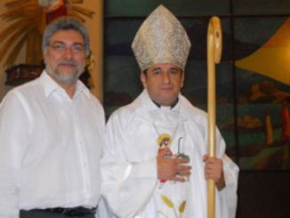 Bischof Ricardo Valenzuela mit Fernando Lugo, damals Staatspräsident von Paraguay. Lugo war zuvor Bischof von San Pedro. 2008 wurde der Befreiungstheologe von Papst Benedikt XVI. laisiert. Valenzuela und Lugo hatten beide an der Gregoriana in Rom studiert.