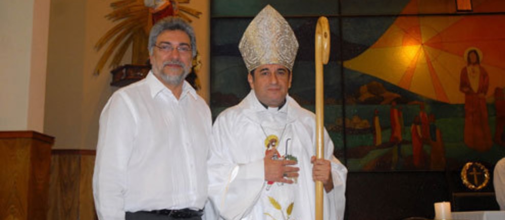 Bischof Ricardo Valenzuela mit Fernando Lugo, damals Staatspräsident von Paraguay. Lugo war zuvor Bischof von San Pedro. 2008 wurde der Befreiungstheologe von Papst Benedikt XVI. laisiert. Valenzuela und Lugo hatten beide an der Gregoriana in Rom studiert.