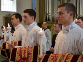Am 8. Juni wurden in Zaitzkofen für die Piusbruderschaft drei Diakone geweiht. Ende Juni finden die Priesterweihen statt.