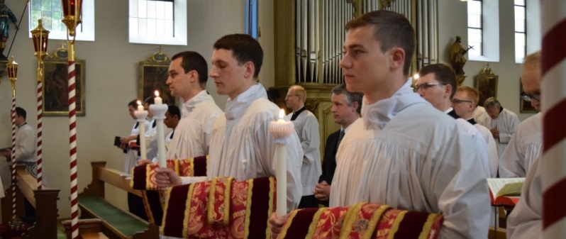 Am 8. Juni wurden in Zaitzkofen für die Piusbruderschaft drei Diakone geweiht. Ende Juni finden die Priesterweihen statt.