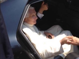 Benedikt XVI . verließ erstmals den Vatikan, seit er sich in das Kloster Mater Ecclesiae in den Vatikanischen Gärten zurückgezogen hatte.