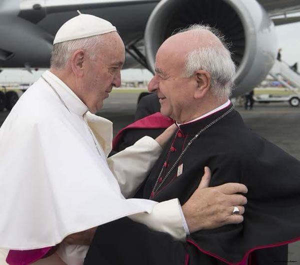 Papst Franziskus mit Msgr. Paglia