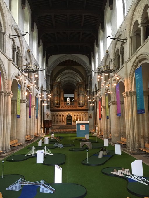 Adventure Golf in der Kathedrale
