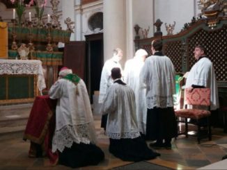 Erzbischof Nosiglia betet vor dem Tabernakel