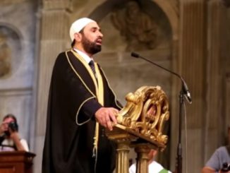 Imam rezitiert den Koran in der römischen Kirche Santa Maria in Trastevere (Juli 2016) auf Einladung der katholischen Gemeinschaft Sant'Egidio.