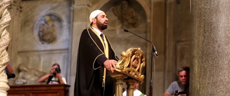 Imam rezitiert den Koran in der römischen Kirche Santa Maria in Trastevere (Juli 2016) auf Einladung der katholischen Gemeinschaft Sant'Egidio.