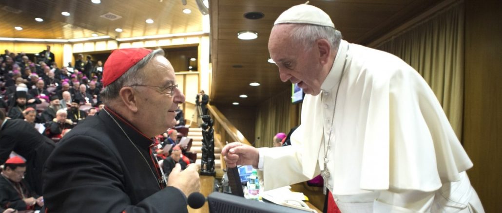 Kardinal Montenegro im „Schlafrock“ mit Papst Franziskus.