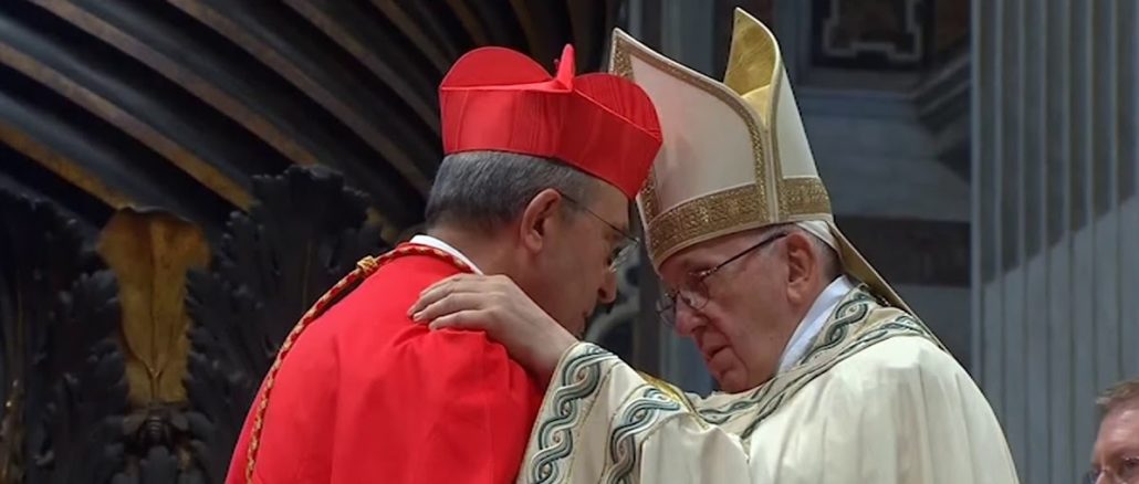 Wechselt Kardinal Petrocchi, hier mit Papst Franziskus, bald in den Vatikan?