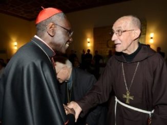 Bischof Juan Rodolfo Laise mit Kardinal Robert Sarah.