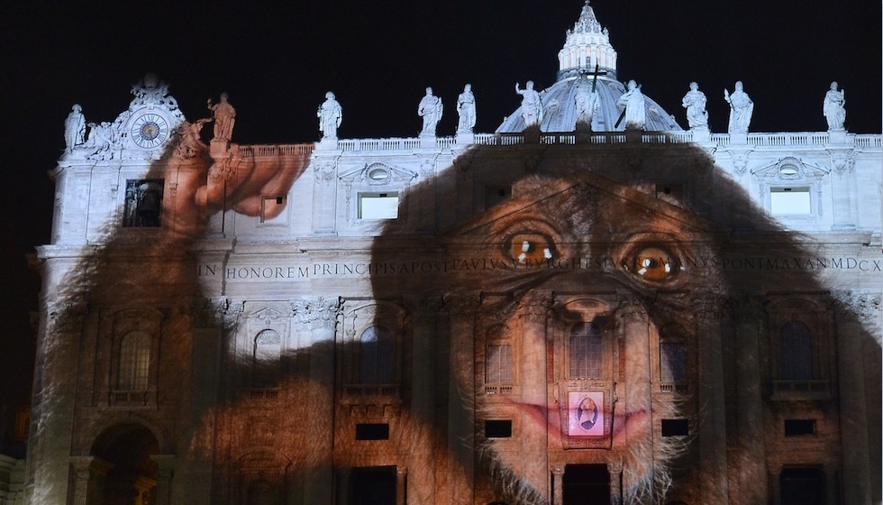 „Simia Dei“-Projektion auf die Fassade des Petersdoms 2015.