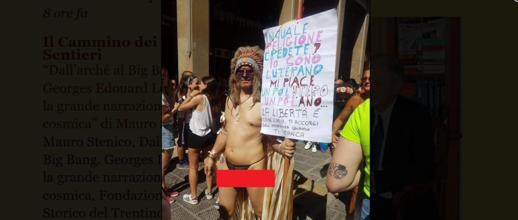 Gay Pride Teilnehmer in Asti, der sich über Religion lustig macht.