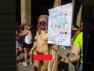 Gay Pride Teilnehmer in Asti, der sich über Religion lustig macht.