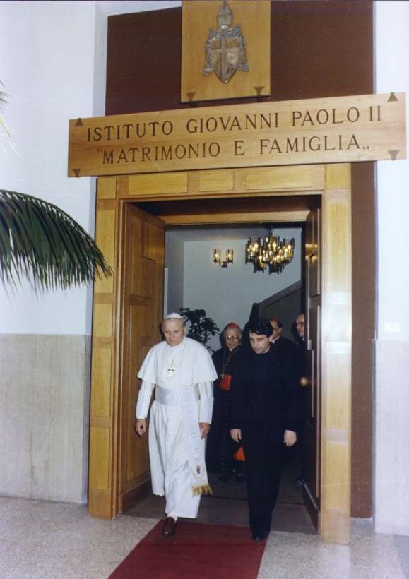 Johannes Paul II. beim Besuch des Instituts