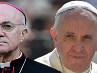 Nuntius Carlo Maria Viganò und Papst Franziskus: Ein Jahr nach dem Dossier gibt es noch keine Antwort aus dem Vatikan.