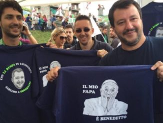 Matteo Salvini (Lega) mit einem zweideutigen T-Shirt.