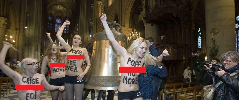 Inna Schewtschenko (rechts) schändete mit weiteren Femen-Aktivistinnen 2013 die Kathedrale Notre-Dame de Paris, um den Rücktritt von Papst Benedikt XVI. zu feiern.