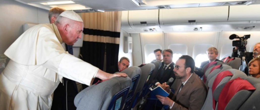 Papst Franziskus mit Jason Horowitz (New York Times) gestern auf dem Rückflug von Mauritius.