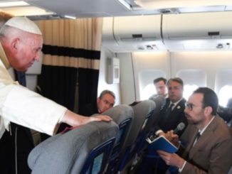 Papst Franziskus mit Jason Horowitz (New York Times) gestern auf dem Rückflug von Mauritius.