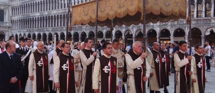 Fronleichnamsprozession mit Herolden des Evangeliums auf dem Markusplatz in Venedig.