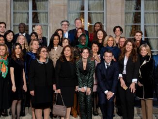 Frankreichs Staatspräsident Macron posiert mit den G7-GEAC-Mitgliedern.
