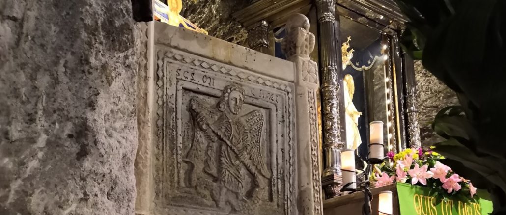 Quis ut Deus – Wer ist wie Gott. Darstellung des Erzengels Michael auf dem Bischofsstuhl in Monte Sant'Angelo am Gargano, dem ältesten Michaelsheiligtum der Welt.