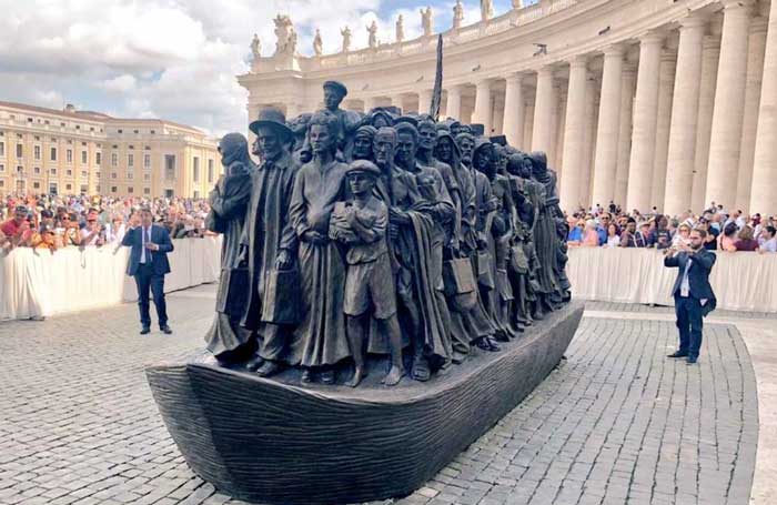 „Angels Unawares“, das Denkmal für die Migration von Timothy Schmalz auf dem Petersplatz.