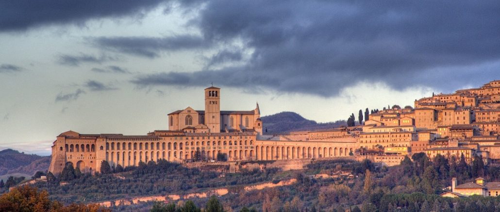 Assisi in Umbrien, wo gestern gewählt wurde und auch die politisierenden Franziskaner eine Niederlage erlitten.