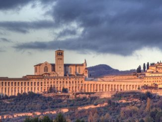 Assisi in Umbrien, wo gestern gewählt wurde und auch die politisierenden Franziskaner eine Niederlage erlitten.