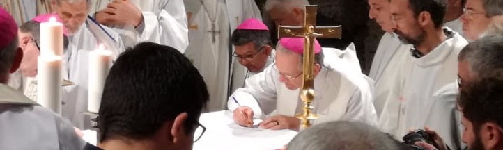 Unterzeichnender Bischof mit einem Tucum-Ring am Finger