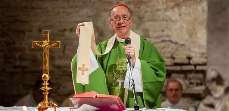 Kardinal Hummes zeigt die Camara-Stola