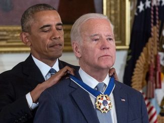 Joe Biden wird von Barack Obama mit dem höchsten Orden der USA ausgezeichnet.