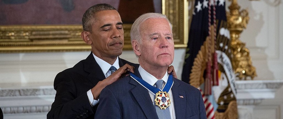 Joe Biden wird von Barack Obama mit dem höchsten Orden der USA ausgezeichnet.