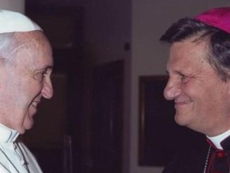 Ppast Franziskus mit Bischof Mario Grech.