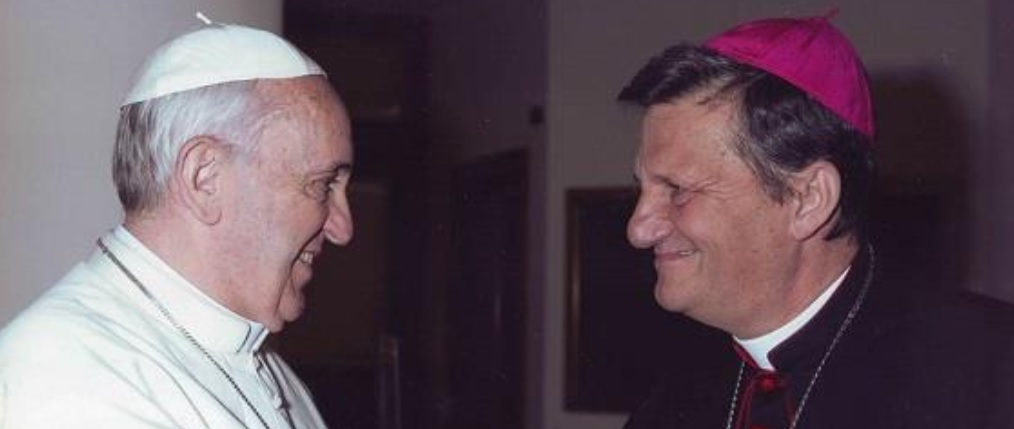 Ppast Franziskus mit Bischof Mario Grech.