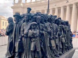 Papst Franziskus ließ ein Denkmal für die Migration auf dem Petersplatz aufstellen.