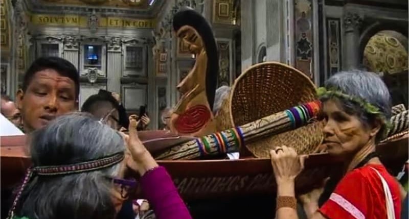 Heidnische Pachamama-Figur am 6.10.2019 im Petersdom. Zum Synodenabschluß wurde darauf verzichtet.